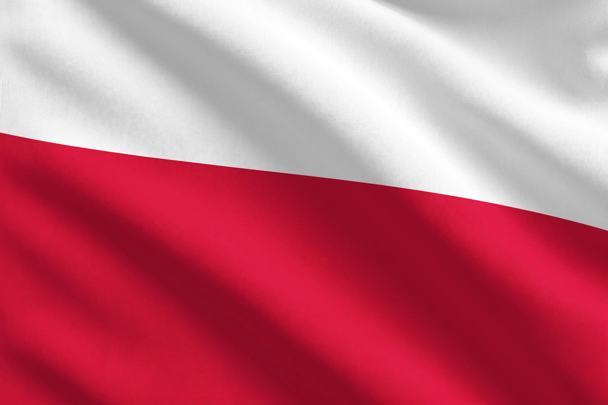 Vlnící se polská vlajka s bílým a červeným pruhem v detailním záběru látky